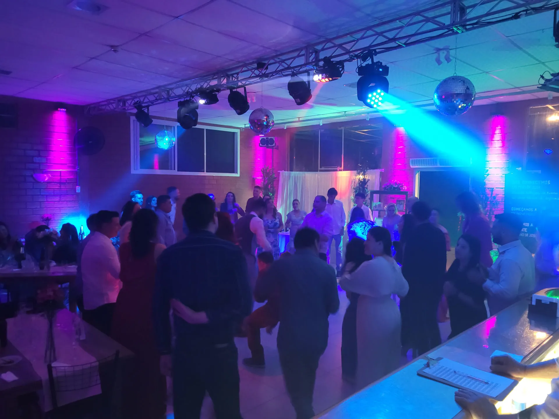 DJ e iluminação para eventos